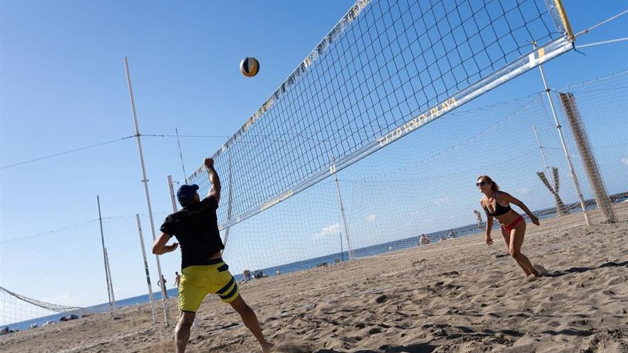 Dos personas juegan al voleibol en un día de playa en la playa de Las Vistas en la localidad de Los Cristianos tras el paso del temporal.
