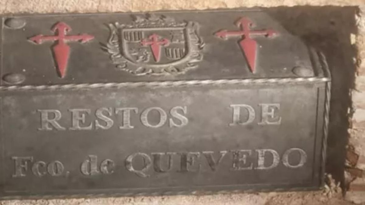 Los huesos identificados fueron depositados en una urna de forja dentro de la cripta de la iglesia de San Andrés