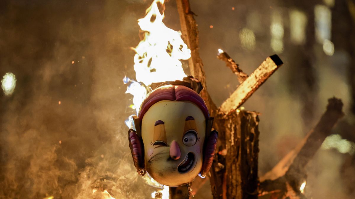 Los ninots de la falla municipal infantil son consumidos por el fuego durante la cremà que reducira a cenizas los más de 700 monumentos durante la noche de este jueves dando por finalizadas las Fallas 2026. EFE/Ana Escobar