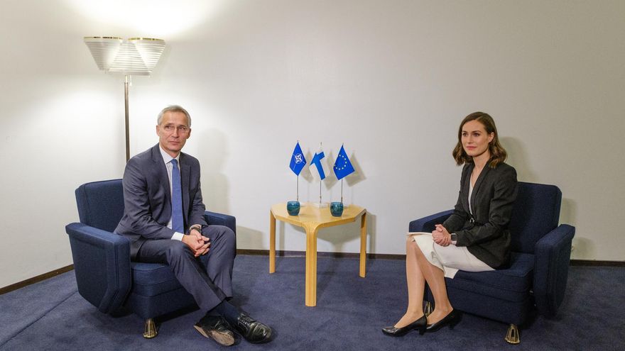El secretario general de la OTAN, Jens Stoltenberg, y la primera ministra finlandesa, Sanna Marin, en Helsinki, el 25 de octubre de 2021.