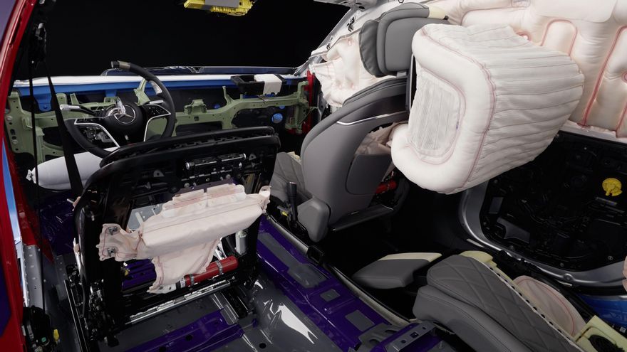El nuevo Mercedes Clase estrena el airbag frontal para plazas traseras.