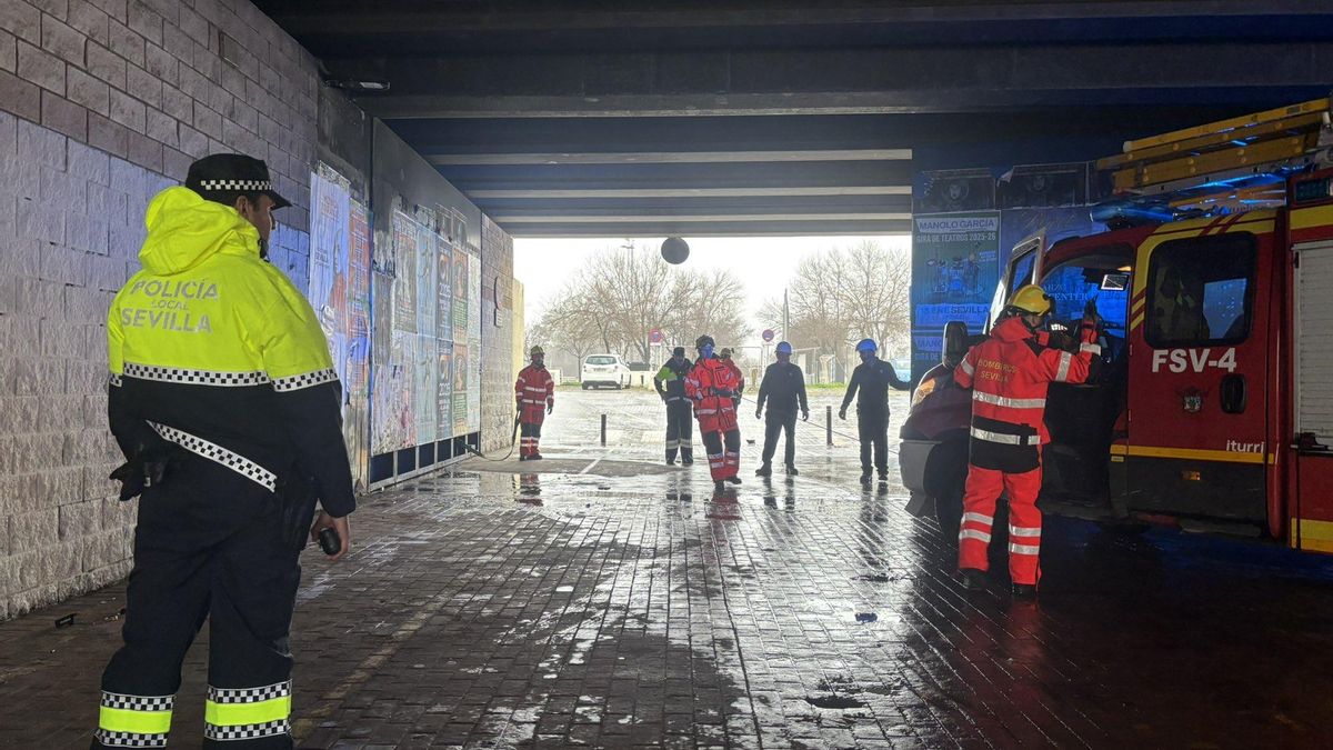 Por precaución y ante posibles inundaciones, se ha procedido a cerrar las compuertas del Muro de Defensa
