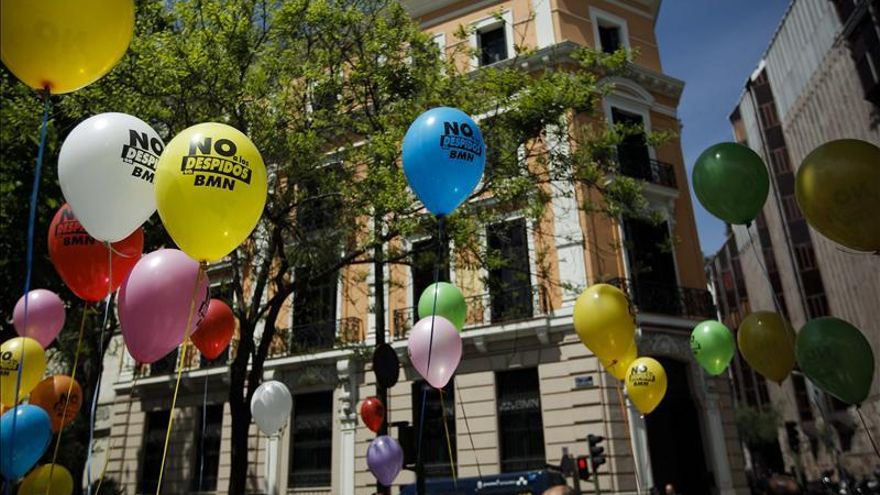 Un centenar de trabajadores de BMN se concentra para protestar por el ERE