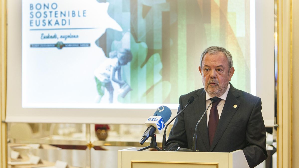 El consejero de Economía y Hacienda, Pedro Azpiazu, en la presentación del bono