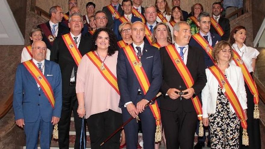 Imagen de grupo de la nueva Corporación, con alguna ausencia, como la de Gemma Villarroel (Ciudadanos). / Peio García / ICAL