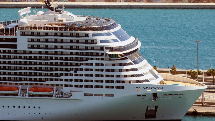 Los grandes cruceros vuelven a Barcelona pero el número de pasajeros no se recupera de la pandemia