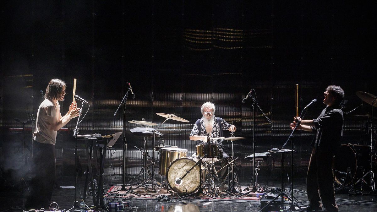 Los hermanos Alejandro y Víctor Hernández junto con el baterista  Raúl Frutos durante el concierto que ofrecieron el pasado 25 de julio en el festival de La Mar de Músicas en Cartagena