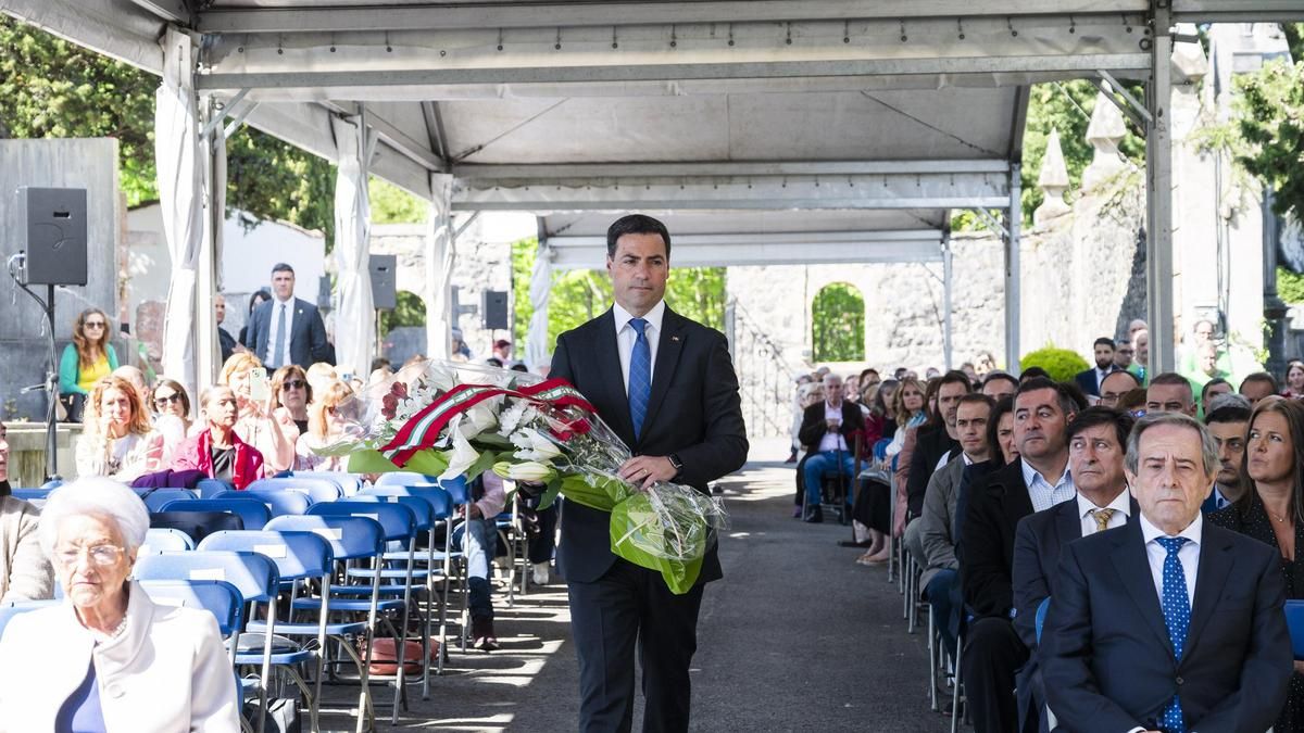 El lehendakari, Imanol Pradales, en la ofrenda floral de este domingo