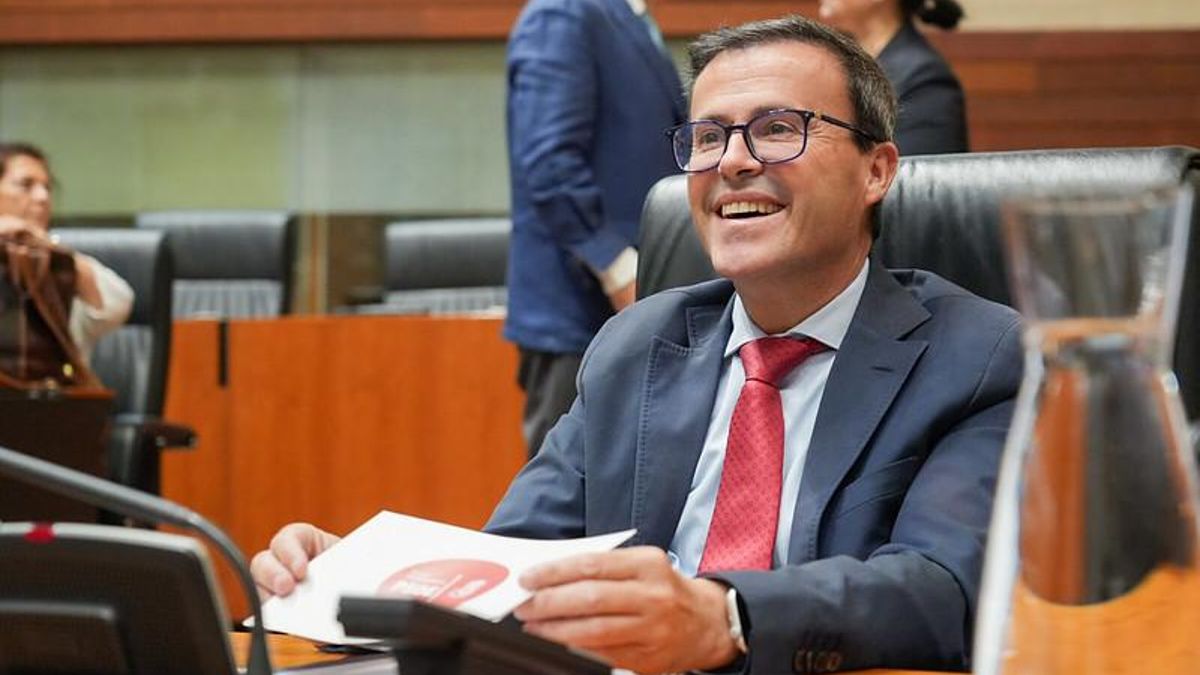 El secretario general del PSOE de Extremadura, Miguel Ángel Gallardo, en su escaño en la Asamblea de Extremadura durante el pleno del jueves