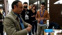 Ciudadano rompiendo su voto frente a una mesa electoral.