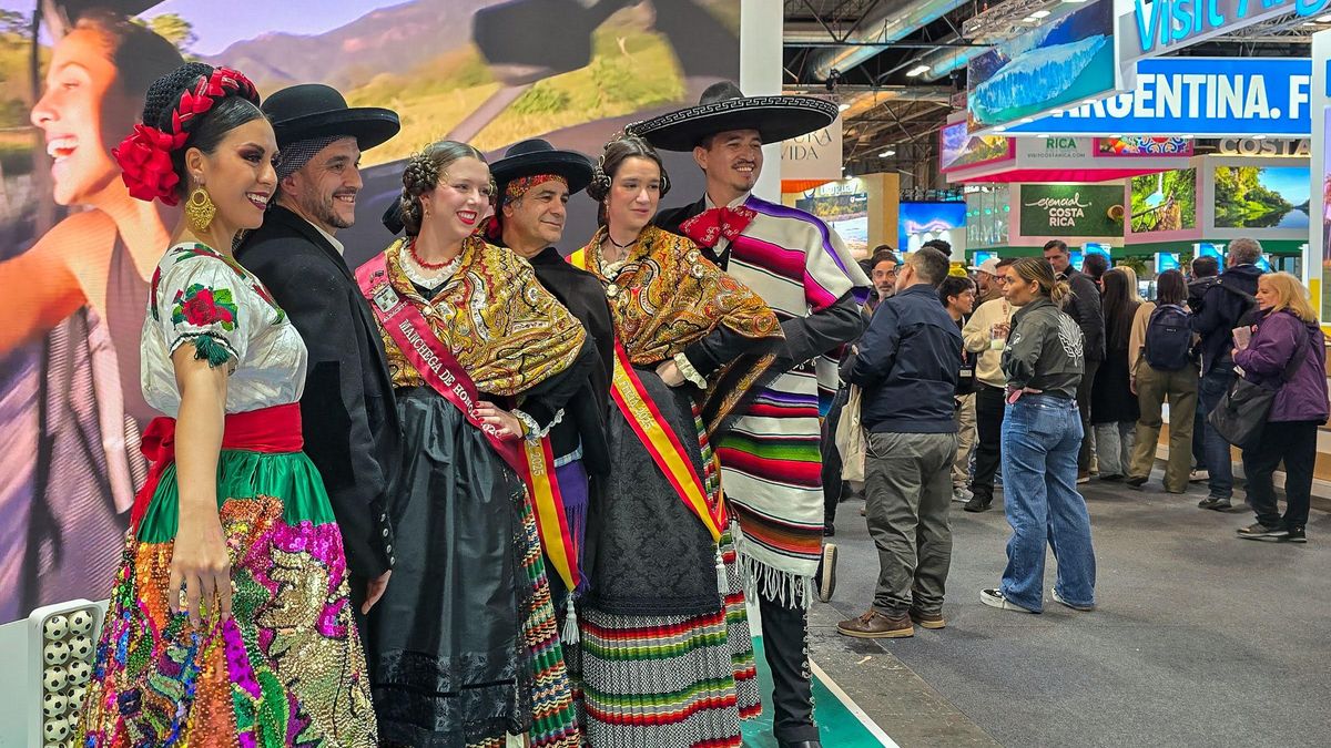 La 'Manchega de Honor' posa con un grupo de mariachis en FITUR 2026