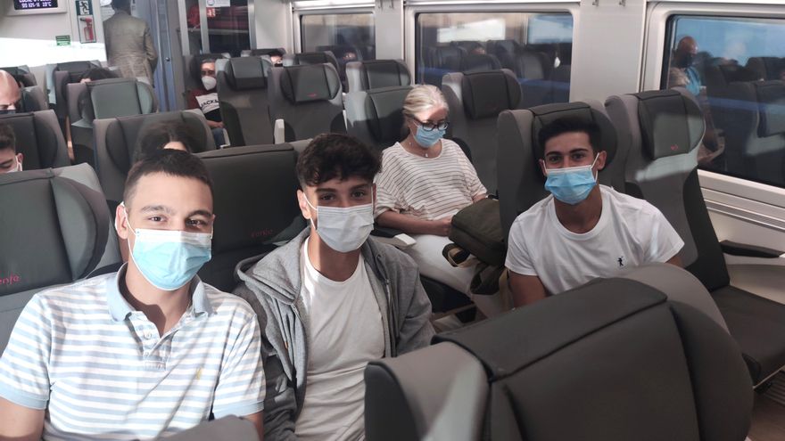 El primer viaje del nuevo tren extremeño también ha sido el primer viaje para Agus, Luis y Adrián, que han cogido el convoy en Mérida y su destino es Alemania