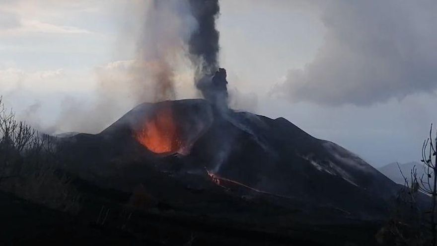 La lava no ocupa más terreno, pero se vigila el frente a 800 metros de La Laguna