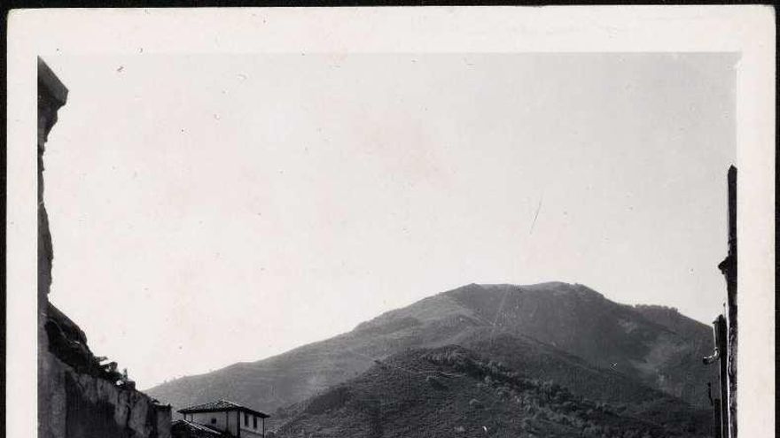 "Una calle de la población totalmente incendiada por los rojos"