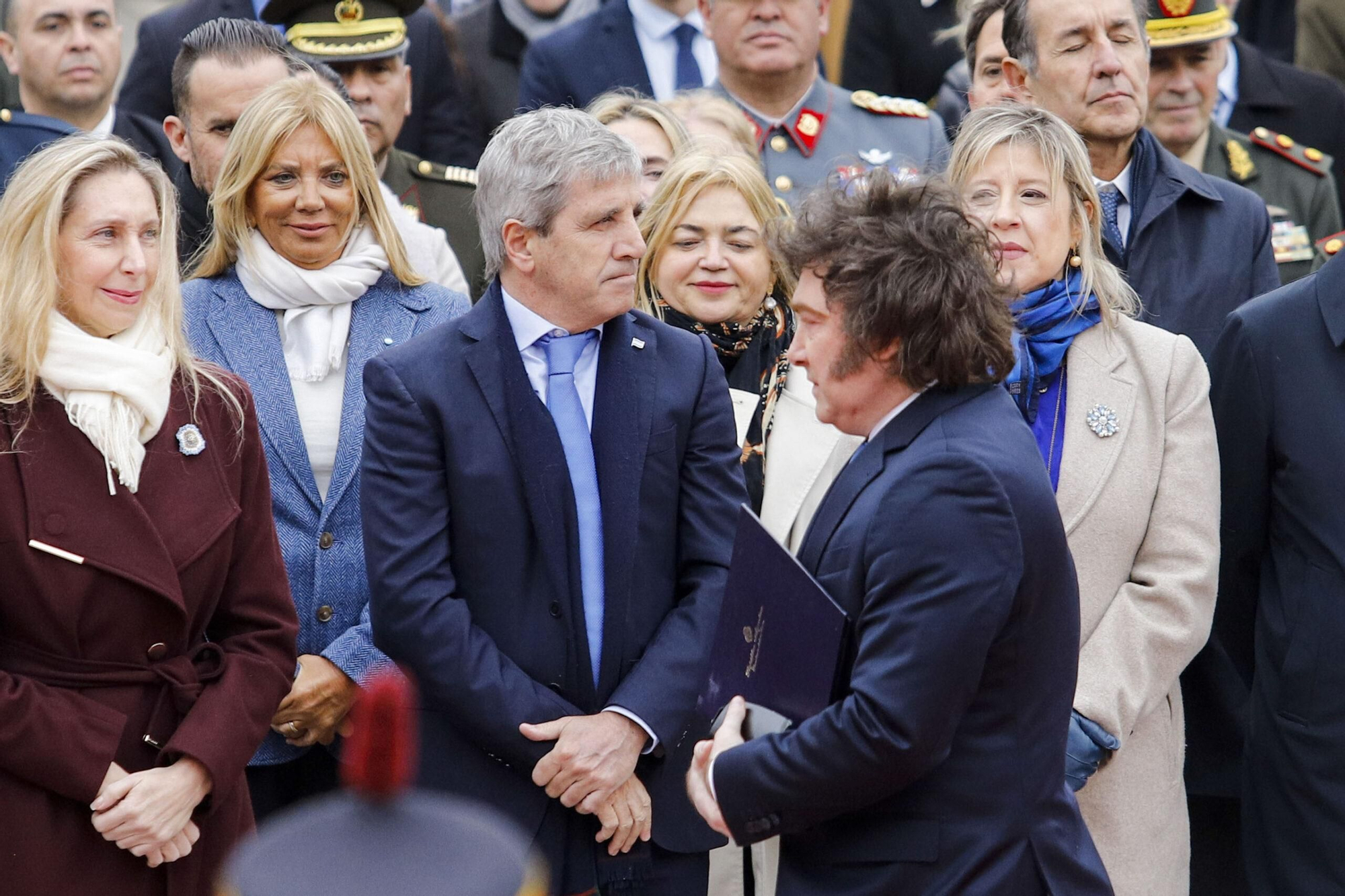 Luis Caputo y Javier Milei, durante el acto en honor a San Martín, en Plaza San Martín, el 17 de agosto de 2026.