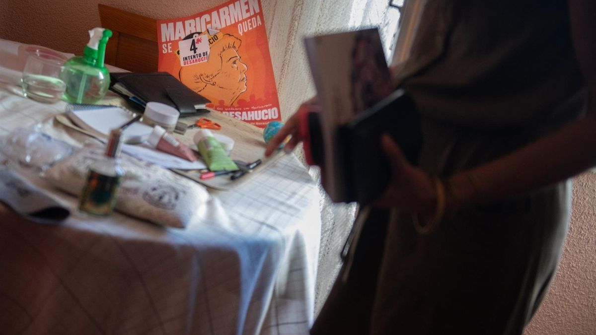 Voluntarios preparan las bolsas con las cosas de Maricarmen, a 23 de septiembre de 2026, en Madrid (España)