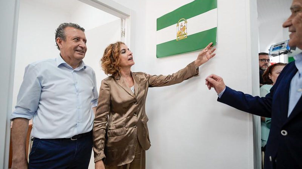 María Jesús Montero, durante un acto en Écija (Sevilla), junto al secretario provincial del PSOE de Sevilla y presidente de la Diputación, Javier Fernández.