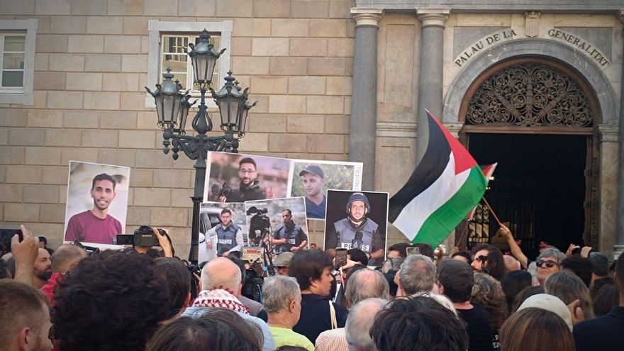 Cientos de personas se concentran en Barcelona contra el asesinato de comunicadores en Gaza: “Es una guerra contra la verdad”