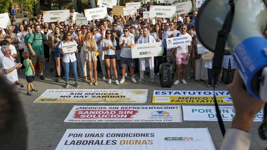 Los médicos canarios salen a la calle contra el Servicio Canario de Salud y mantienen la huelga