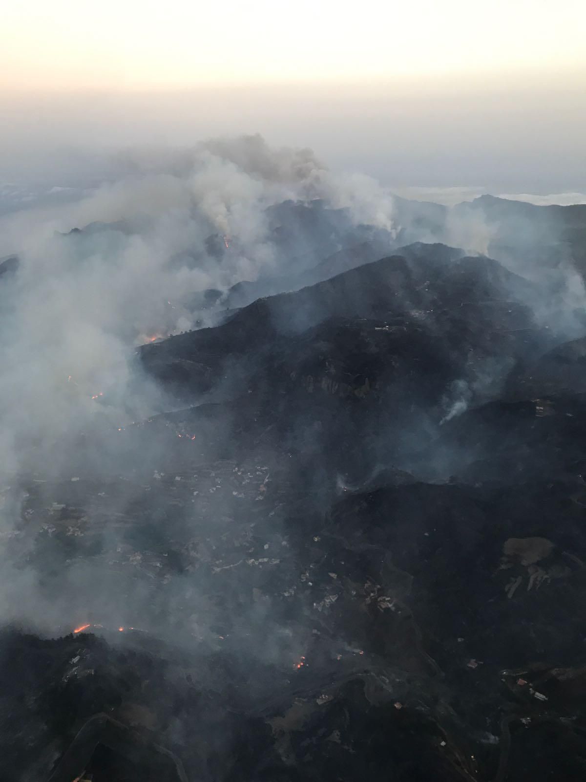 Incendio de Gran Canaria desde el helicóptero de la Guardia Civil