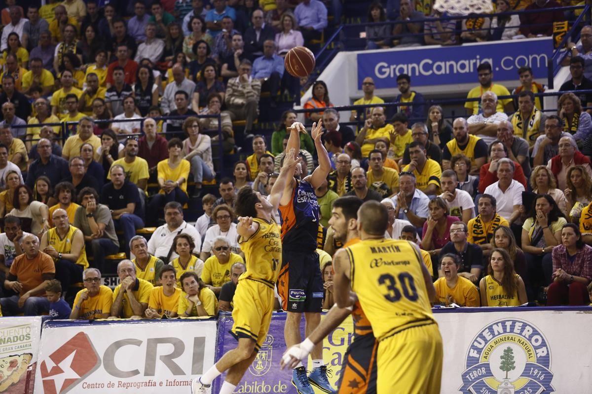 Van Rossom tirando ante la defensa de Tomás Bellas. ACB Photo/M. Henríquez