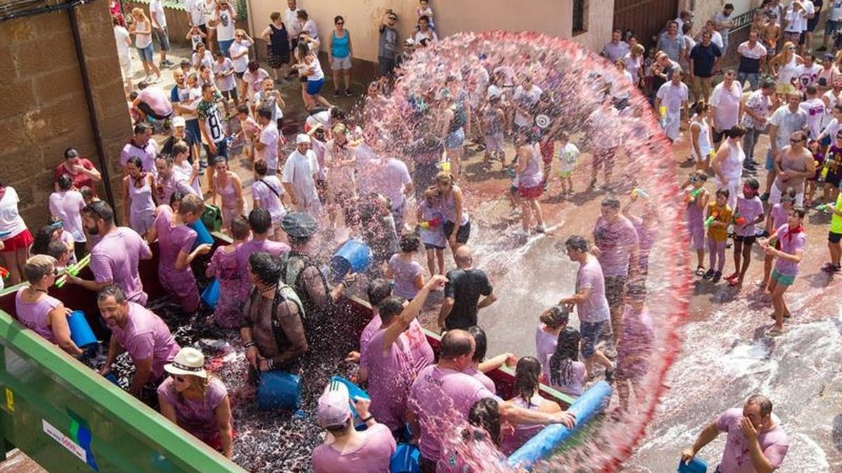 Miles de personas reviven la "guerra" del clarete en San Asensio