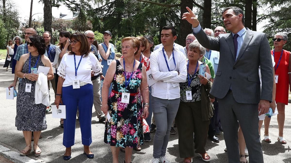 El presidente del Gobierno, Pedro Sánchez, junto a los ciudadanos participantes en Moncloa Abierta en los jardines de La Moncloa en junio de 2022. (ARCHIVO)
