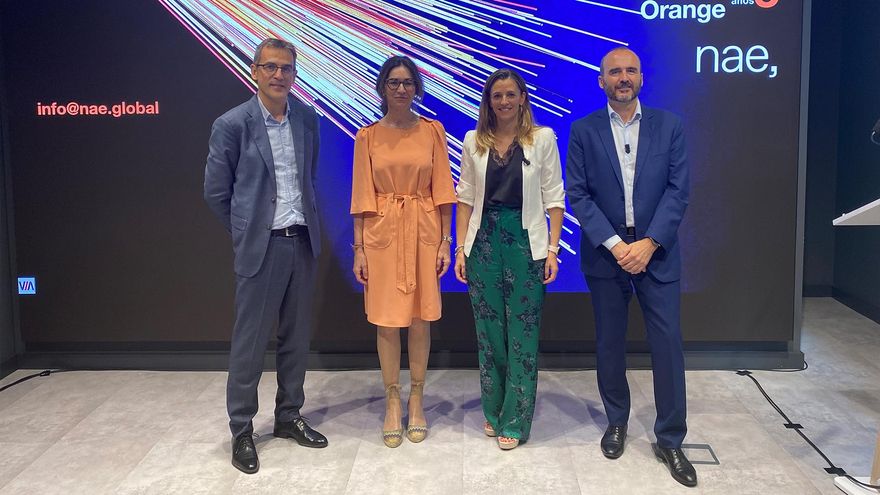 De izquierda a derecha: Toni Ibáñez, Co-CEO de NAE; Luz Usamentiaga, Directora General de Regulación de Orange España; Silvia Alonso, Directora de Transformación de NAE; Daniel Morales, Director de Sostenibilidad de Orange y Director de la Fundación Orange