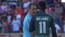 Captura del momento en el que Clos Gómez informa a Iñaki Williams de la paralización del partido.