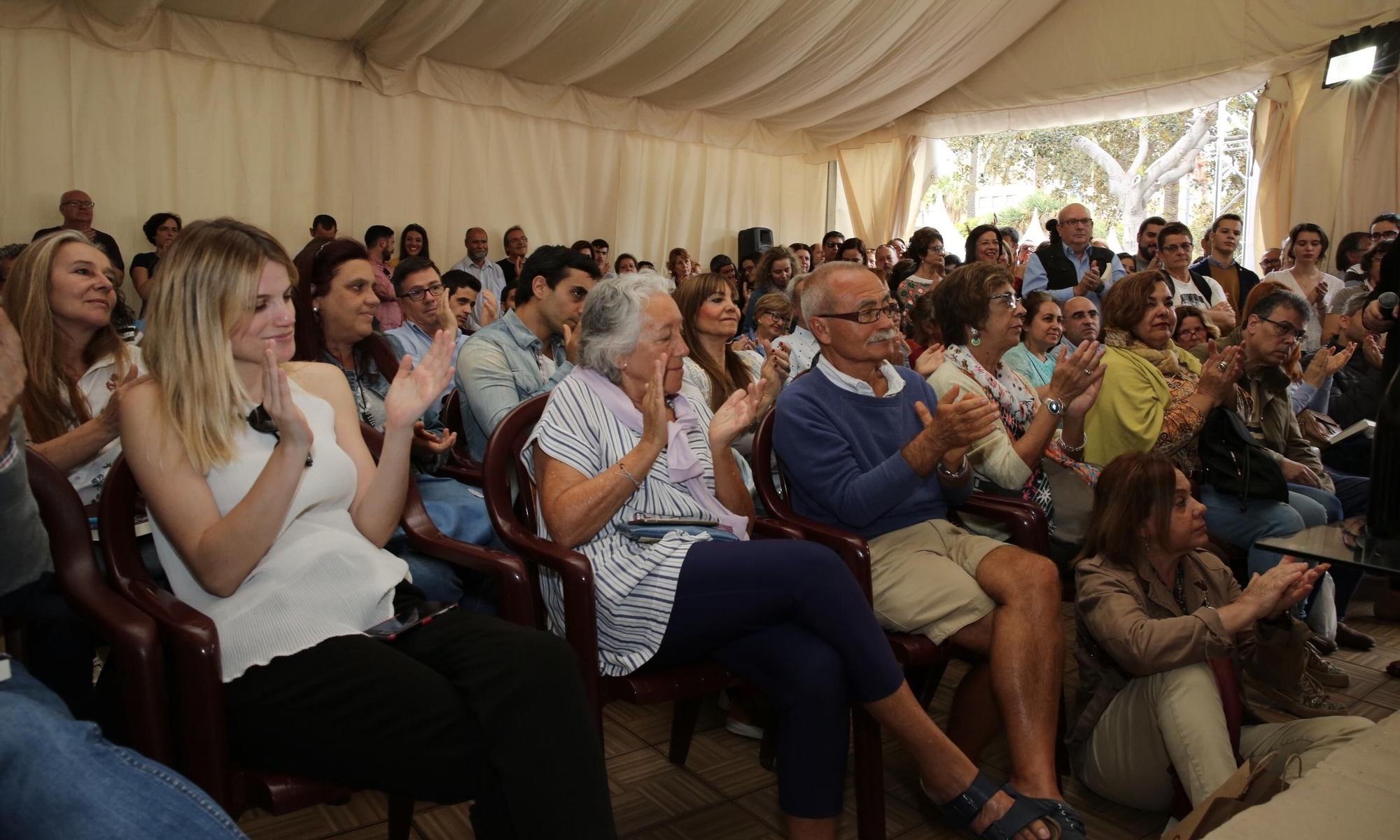Publico asistente a la presentación de 'El secuestro de la Justicia' en la capital grancanaria. (Alejandro Ramos).