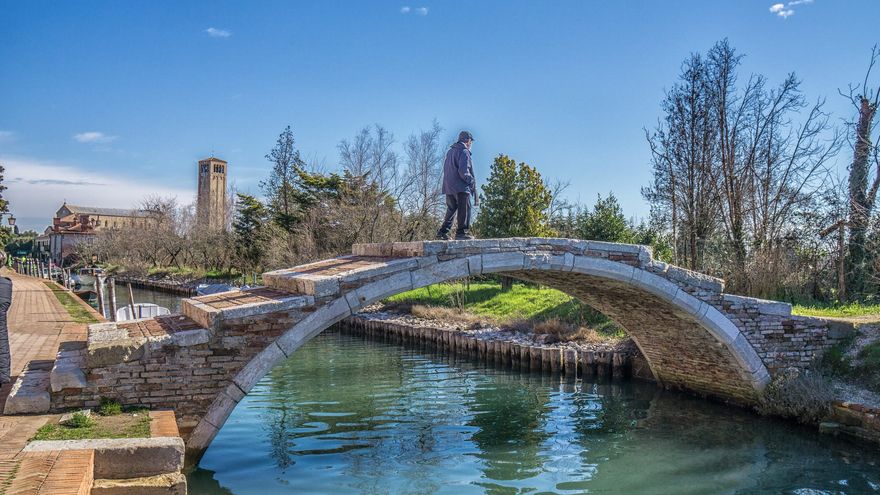 La torre de Santa María Asunta asoma tras el Puente del Diablo en la isla de Torcello.
