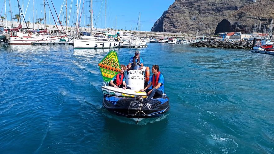 El bote educativo 'iFado II Buche Salado' en el Puerto de Tazacorte, con miembros de Plocan, antes de iniciar su travesía.