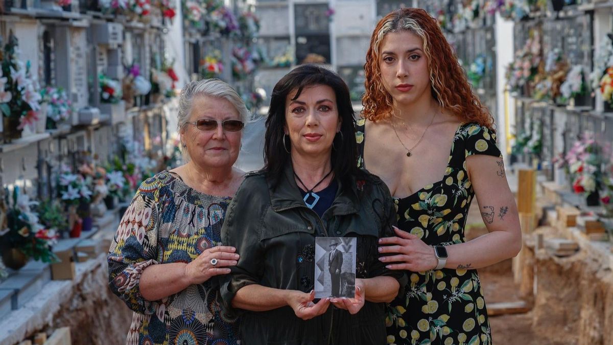 Una foto de las familiares de un represaliado durante el franquismo.
