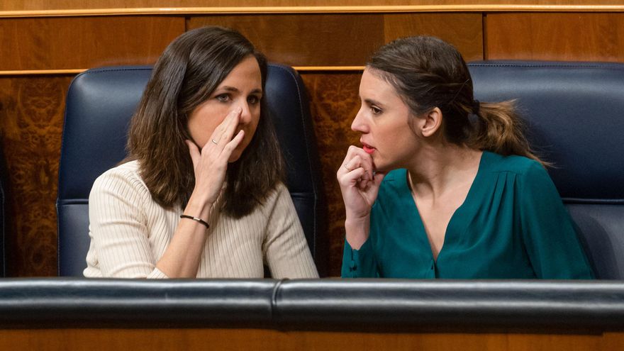 La ministra de Derechos Sociales y Agenda 2030, Ione Belarra (i), conversa con la responsable de Igualdad, Irene Montero, a su llegada al Congreso de los Diputados este jueves. EFE/ Fernando Villar