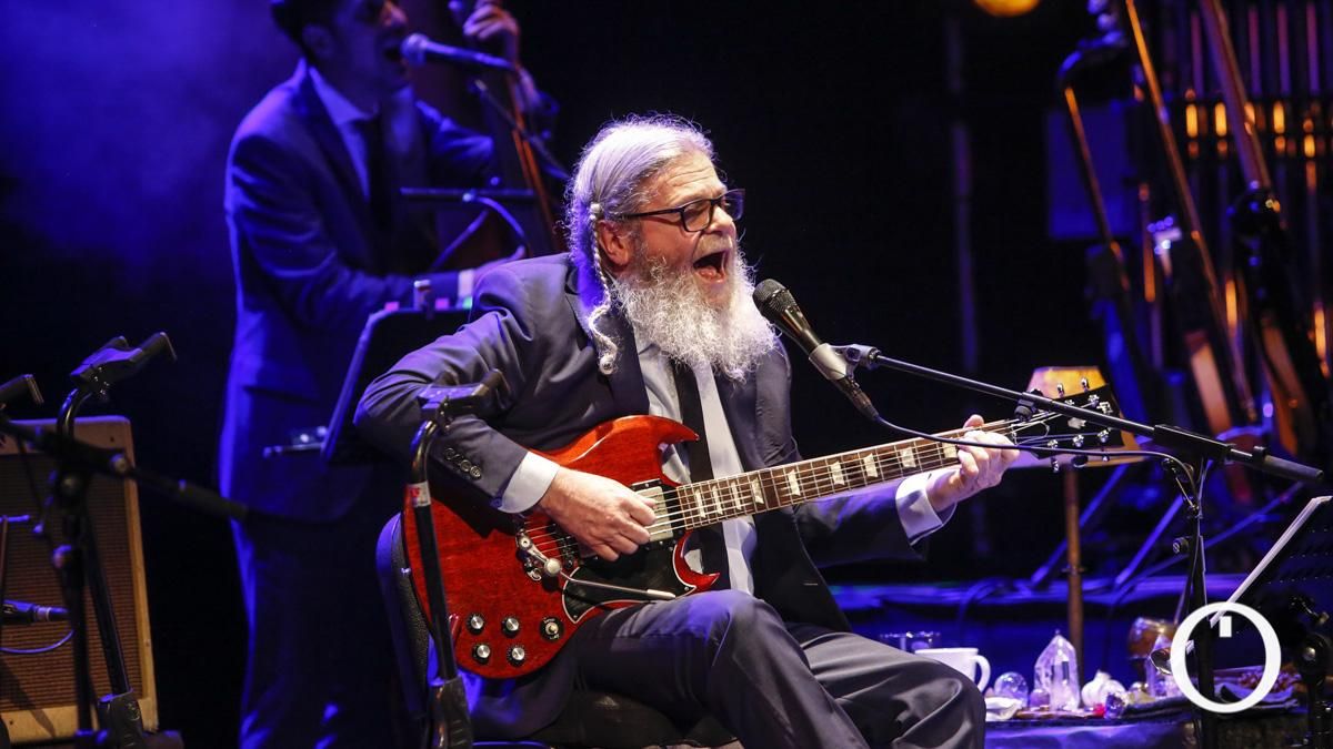 El músico argentino Gustavo Santaolalla deshace el camino de su trayectoria con el público cordobés