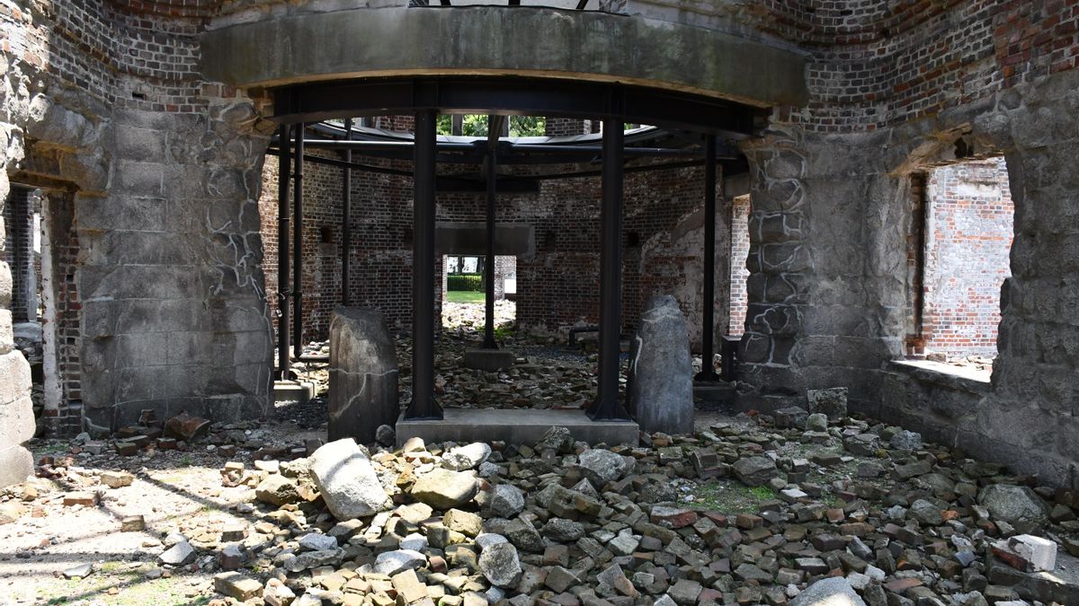 Con su esqueleto metálico expuesto y sus vigas retorcidas, la Cúpula de la Bomba Atómica continúa en pie 80 años después del bombardeo nuclear que arrasó Hiroshima