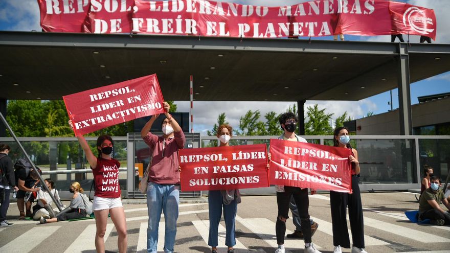 Los activistas por el clima señalan a Repsol como líder en emisiones y extractivismo