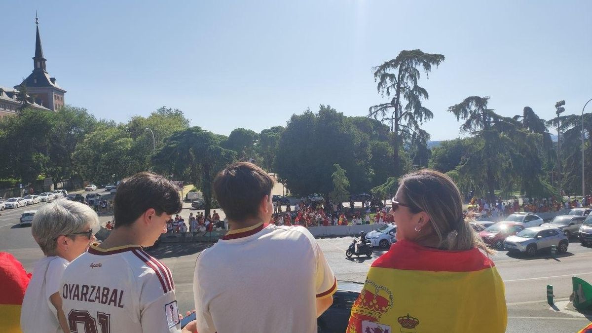 Hinchas madrugadores en Moncloa, esperando la rúa de la selección española desde primera hora de la tarde del lunes.