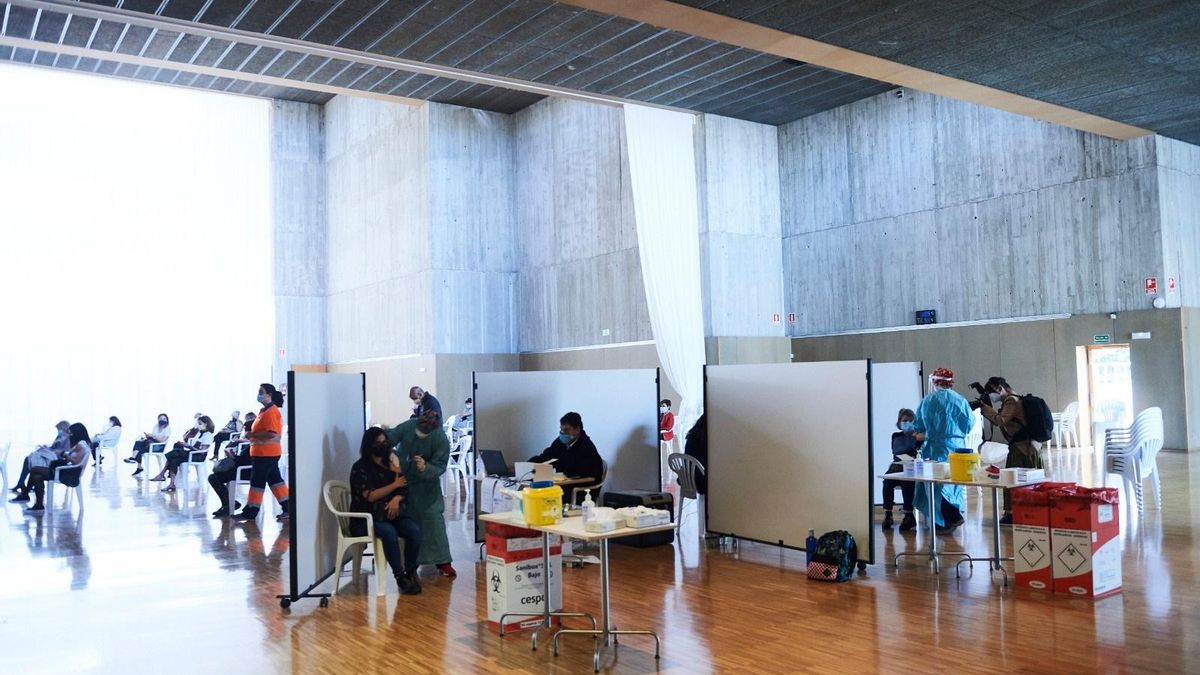 Vacunación masiva contra la COVID en el Palacio de Exposiciones de Santander.