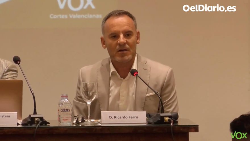 El mando de Policía cesado por alimentar bulos xenófobos fue contratado por el líder de España 2000 para dar clases en su academia