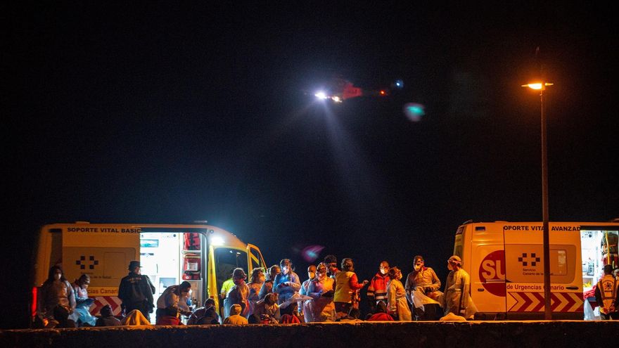 Asistiendo a las personas llegadas en patera a Órzola este jueves