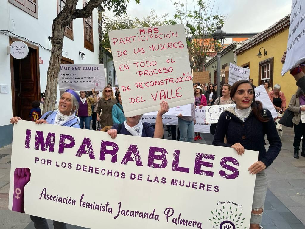 Manifestación en Los Llanos de Aridane organizada por la Asociación Feminista Jacaranda Palmera.