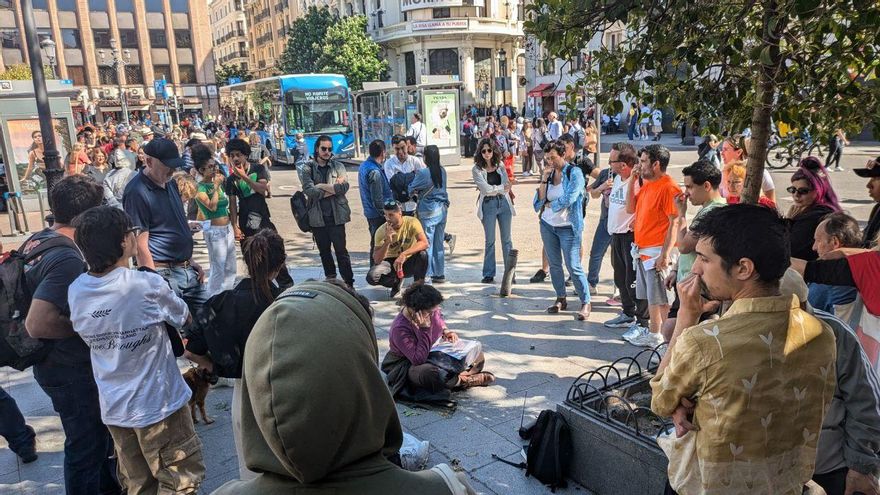 Cuando la luz se apagó, se encendió la radio: el día en que decenas de vecinos se juntaron alrededor de un transistor a pilas