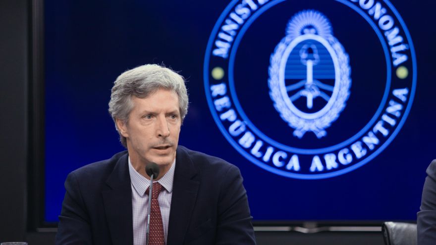 Vuelven a subir los dólares paralelos, que se separan cada vez más del oficial, y caen los bonos