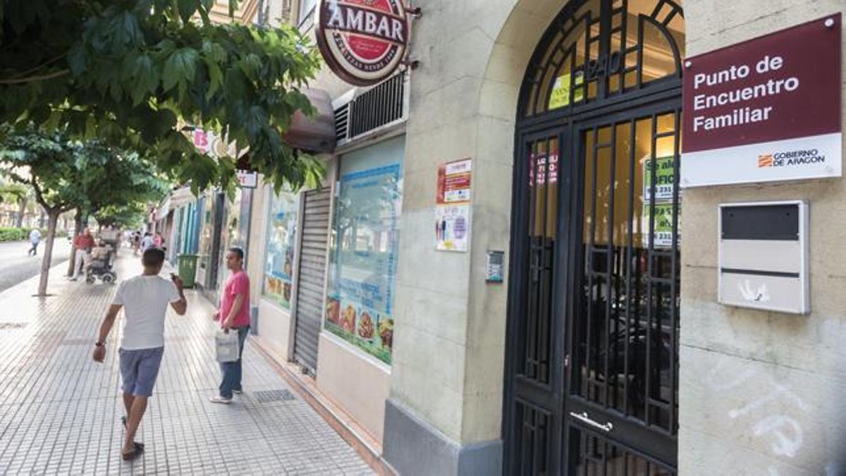 Madres de Zaragoza denuncian falta de vigilancia e informes “sesgados” en los puntos de encuentro familiar: “El niño entra histérico”