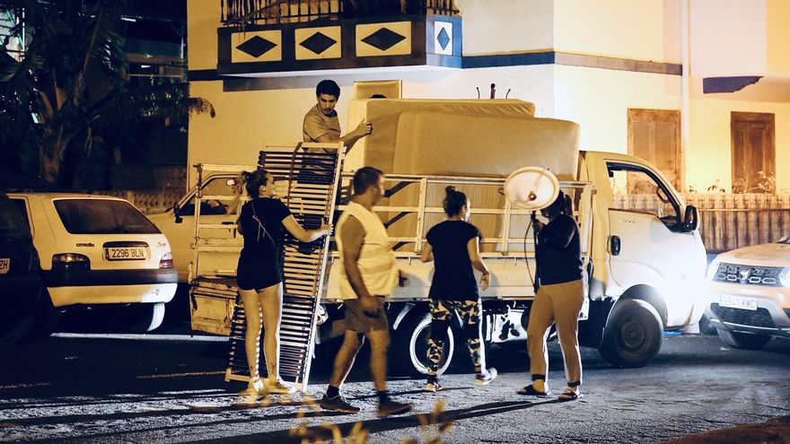 Residentes de San Borondón, uno de los barrios de Tazacorte evacuados. (ALEJANDRO RAMOS)