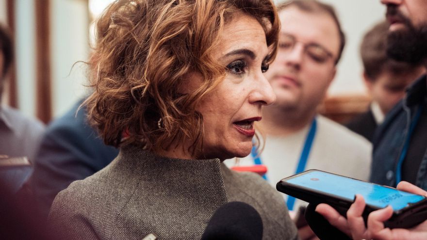 La vicepresidenta primera y ministra de Hacienda, María Jesús Montero, atiende a los medios antes de una sesión plenaria extraordinaria, en el Congreso de los Diputados, a 22 de enero de 2025