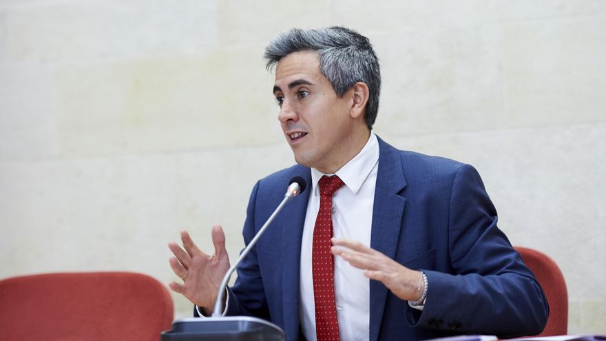 El vicepresidente del Gobierno de Cantabria, Pablo Zuloaga, en el Parlamento.