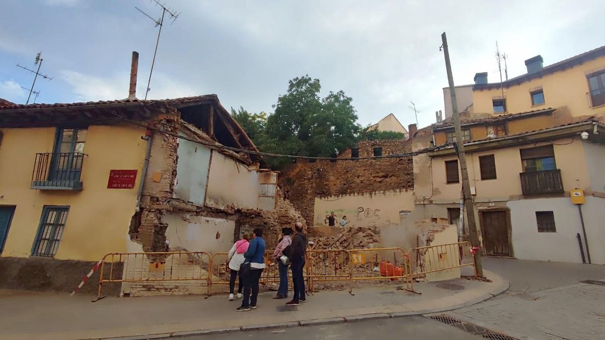 Derribo de la primera casa típica en junio de 2024 en Las Cercas de la Plaza de Riaño.