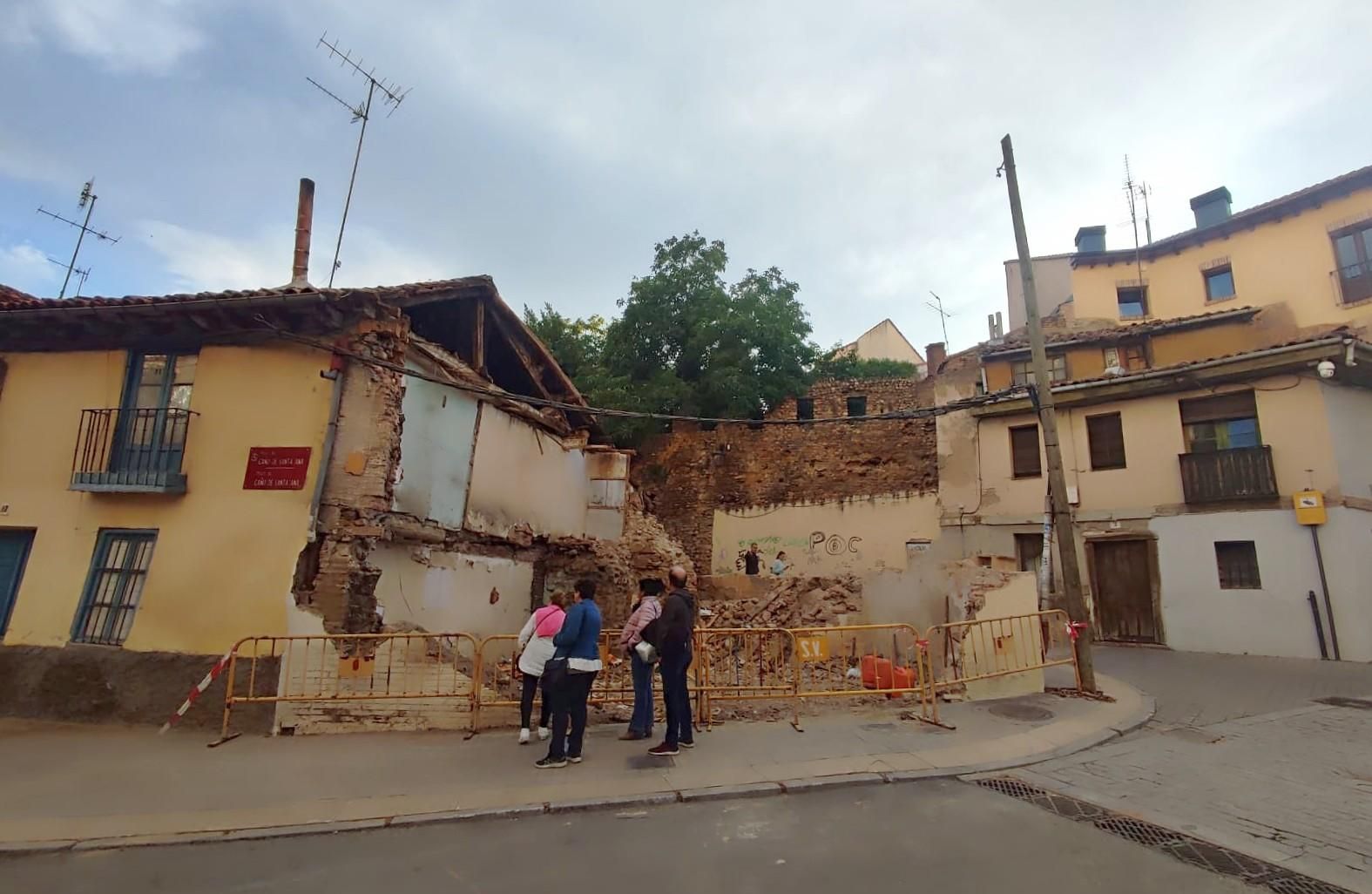 Derribo de la primera casa típica en junio de 2024 en el acceso a Las Cercas desde la Plaza de Riaño y el Barrio Húmedo.